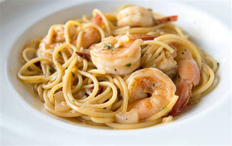 Spaghetti cacio e pepe con gamberi rossi