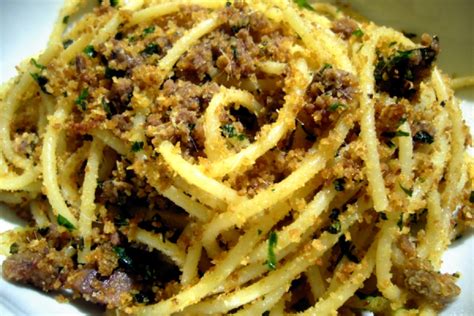 Spaghetti con Acciughe e Mollica