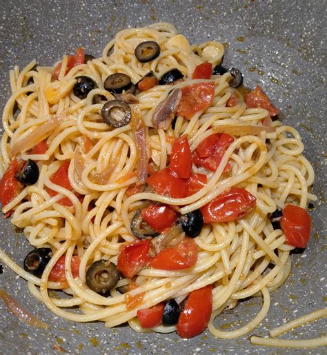 Spaghetti con Acciughe e Olive Nere