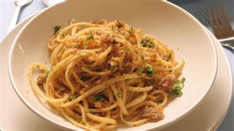 Spaghetti con Acciughe e Pangrattato