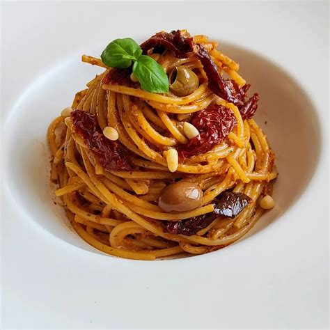 Spaghetti con Burrata e Pomodori Secchi