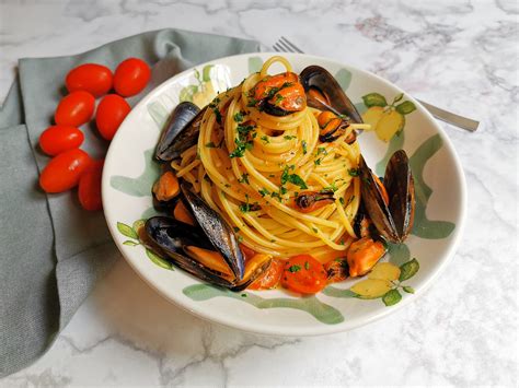 Spaghetti con Cozze e Gamberi impiattati