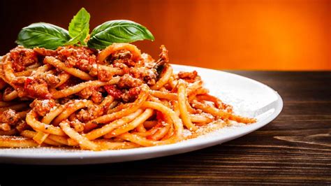 Spaghetti con Pancetta e Carne Tritata