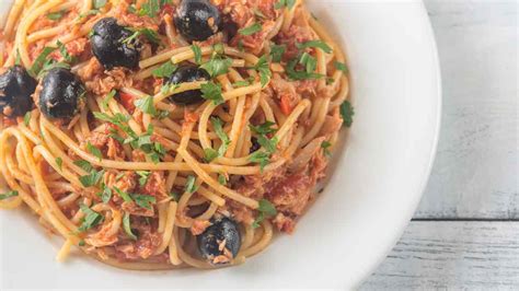 Spaghetti con Tonno, Capperi e Olive Nere