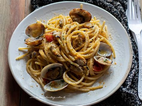 Spaghetti con Vongole e Bottarga