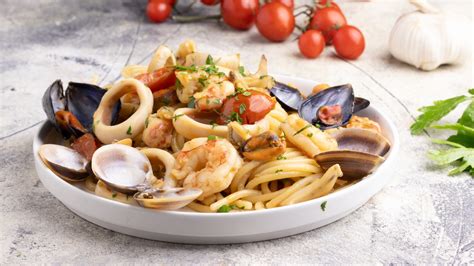 Spaghetti con alghe e frutti di mare