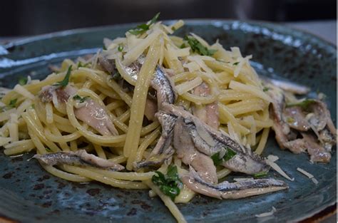 Spaghetti con alici e limone
