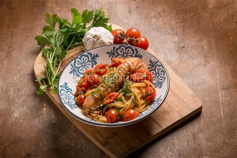 Spaghetti con canocchie e pomodorini