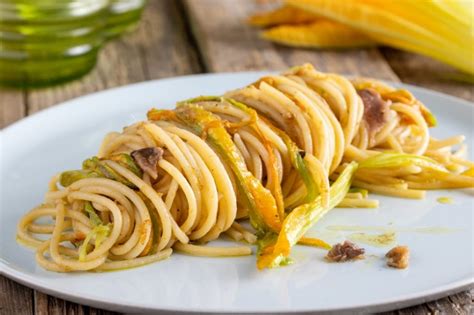Spaghetti con fiori di zucca e alici
