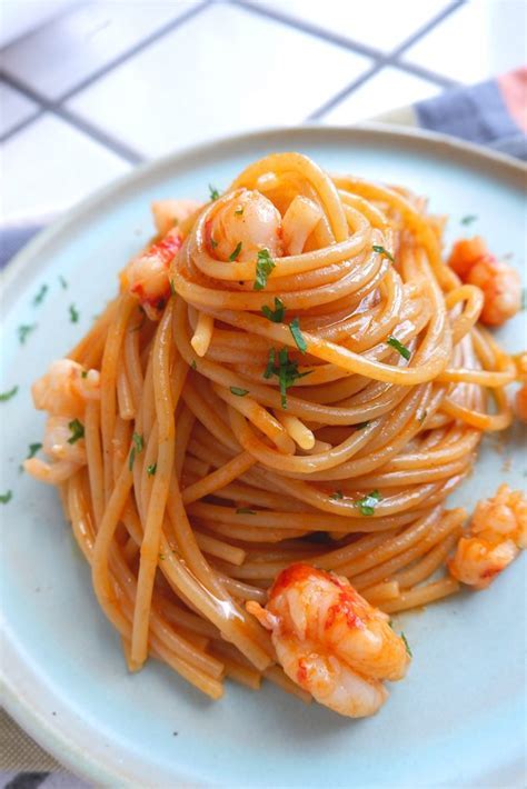 Spaghetti con gamberi, cipolla rossa e bottarga