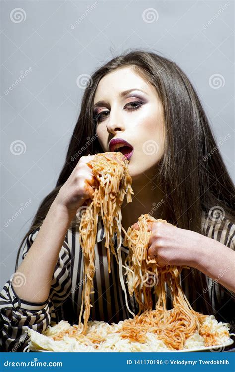 Spaghetti con le mani