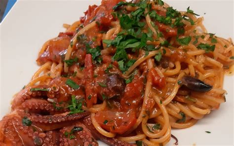 Spaghetti con polipetti alla Luciana