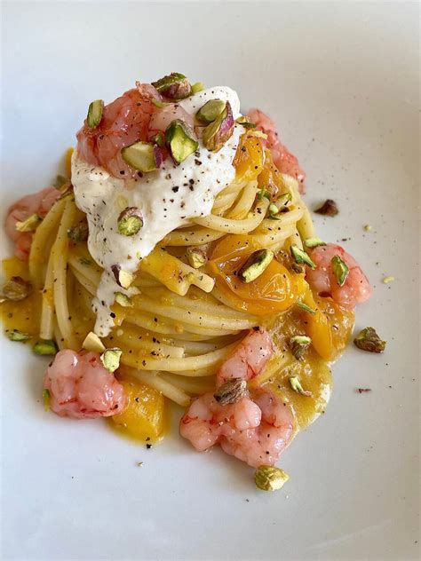 Spaghetti con pomodorini gialli e burrata
