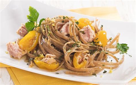 Spaghetti con pomodorini gialli e tonno