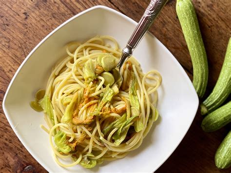 Spaghetti con zucchine e fiori di zucca
