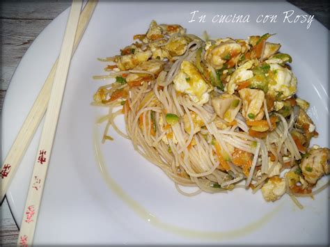 Spaghetti di Riso con Pollo e Verdure