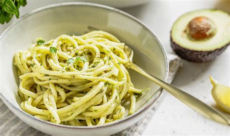 Spaghetti di Zucchine con Crema di Avocado