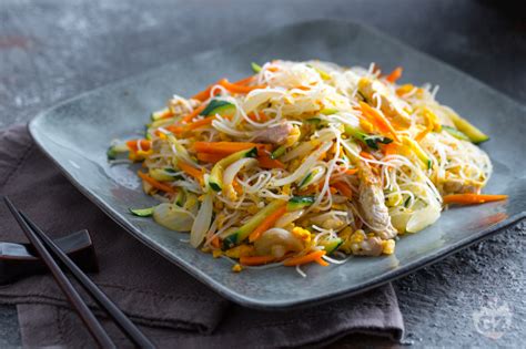 Spaghetti di riso con carne e verdure