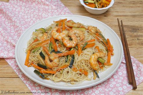 Spaghetti di riso con gamberi e verdure