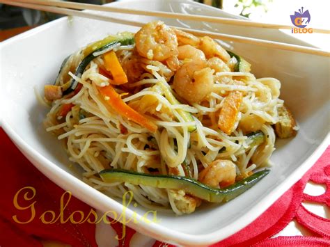 Spaghetti di riso con verdure e gamberi