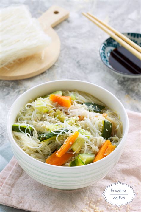 Spaghetti di riso in brodo vegetale