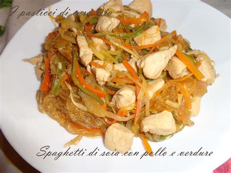 Spaghetti di soia con verdure e pollo