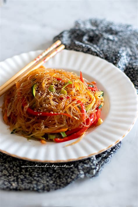 Spaghetti di soia con verdure e uova