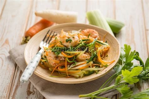Spaghetti di verdure con mazzancolle