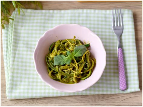 Spaghetti di zucchine al pesto