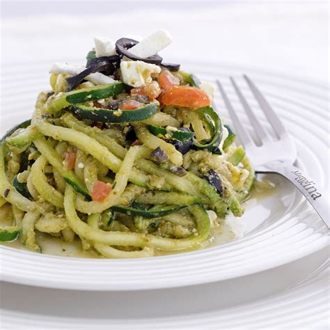 Spaghetti di zucchine con pesto