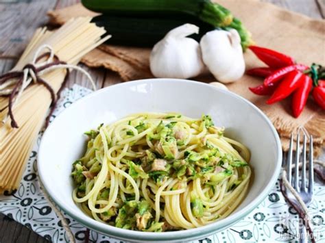 Spaghetti di zucchine con tonno, olive e noci