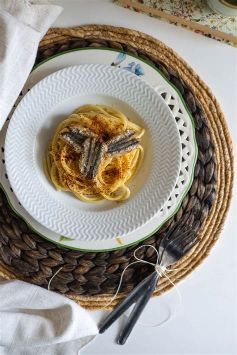 Spaghettoni con acciughe, cioccolato e limone
