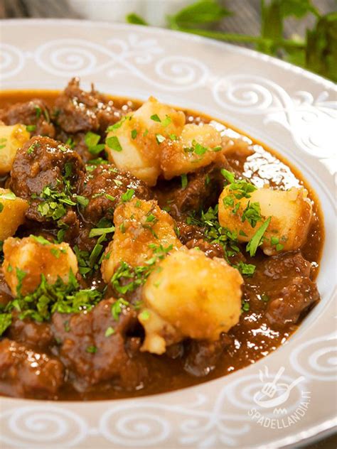 Spezzatino di Manzo, Salsiccia e Patate