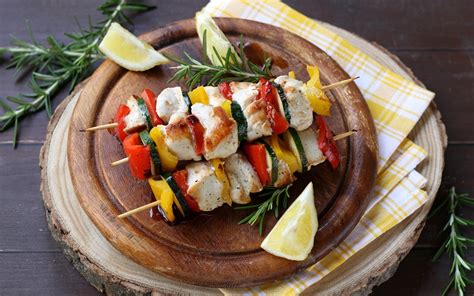 Spiedini di Pollo e Pasta di Salame con Verdure Grigliate