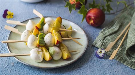 Spiedini di pesche, mozzarella e basilico