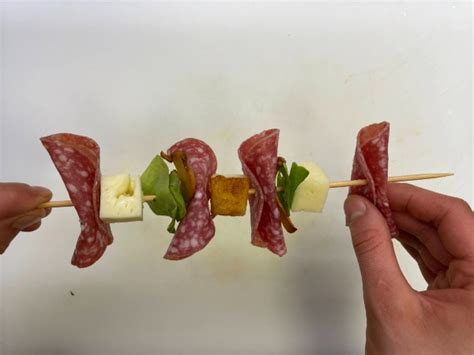 Spiedini di salame, funghi e formaggio