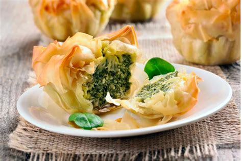 Spirale di pasta fillo con zucchine e feta