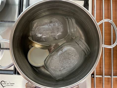 Sterilizzare vasetti in pentola