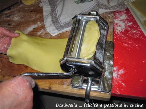 Stesura della sfoglia con la macchinetta