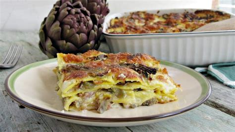 Strati di lasagna ai carciofi e salsiccia