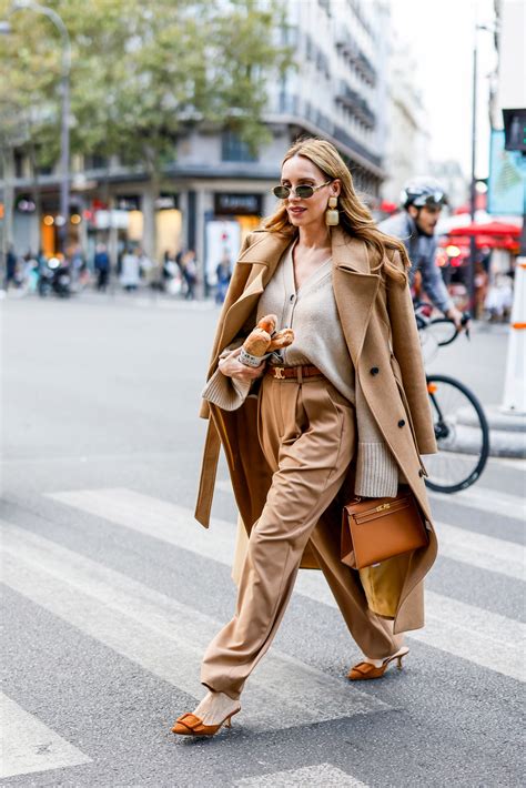 Street style pantaloni color biscotto