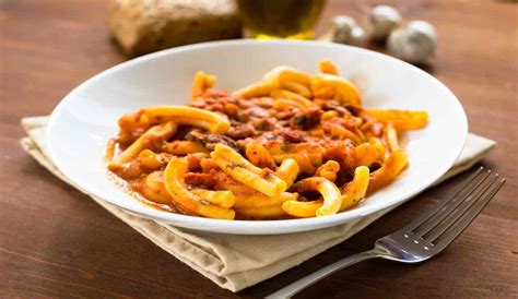 Strozzapreti con crema di zucca, funghi e salsiccia