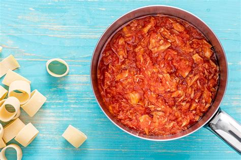 Sugo con julienne di verdure e tonno fresco
