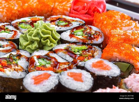 Sushi assortito su un piatto