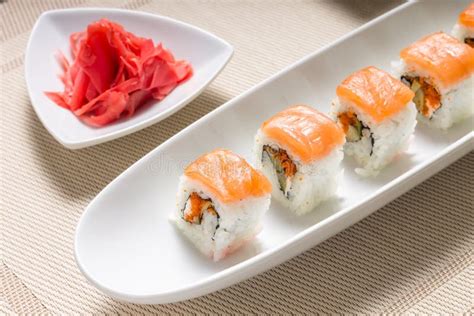 Sushi assortito su un piatto bianco