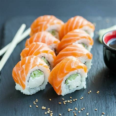 Sushi con salmone e avocado