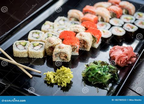 Sushi su piatti diversi