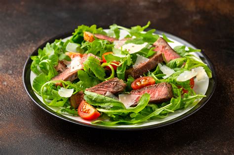 Tagliata di manzo con rucola, pomodorini e grana
