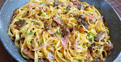 Tagliatelle Funghi e Speck