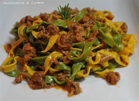 Tagliatelle Paglia e Fieno ai Funghi e Salsiccia